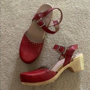 Dansko Maisie closed toe sandal